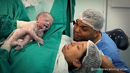 Registro emocionante de parto em Fortaleza CE - bebê recém-nascido no colo da mãe