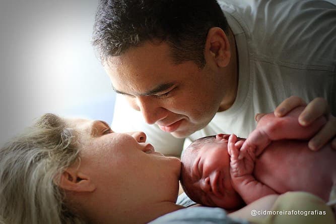 Fotografia de nascimento em Fortaleza - primeiro encontro dos pais com o recém-nascido