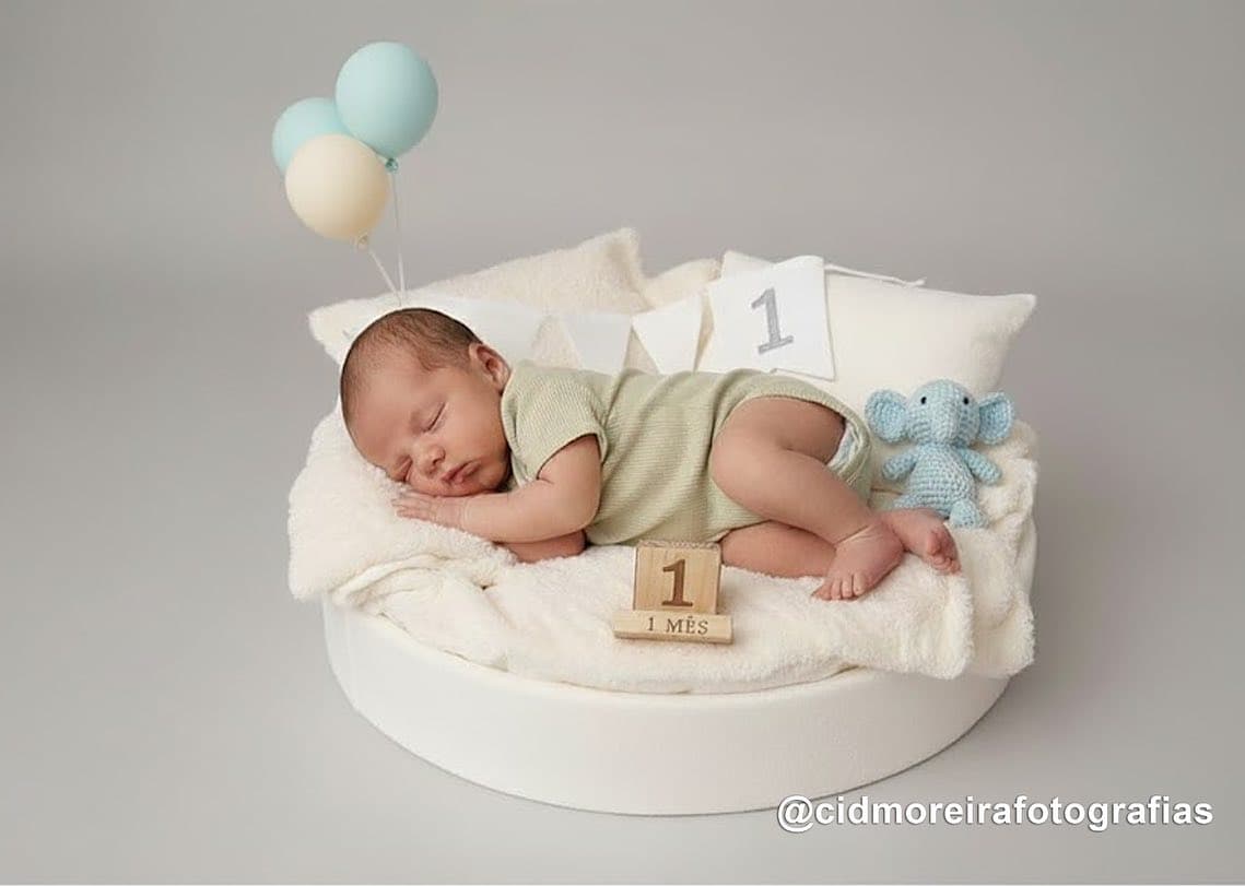 Ensaio newborn profissional em Fortaleza CE - bebê dormindo em cenário de um mês